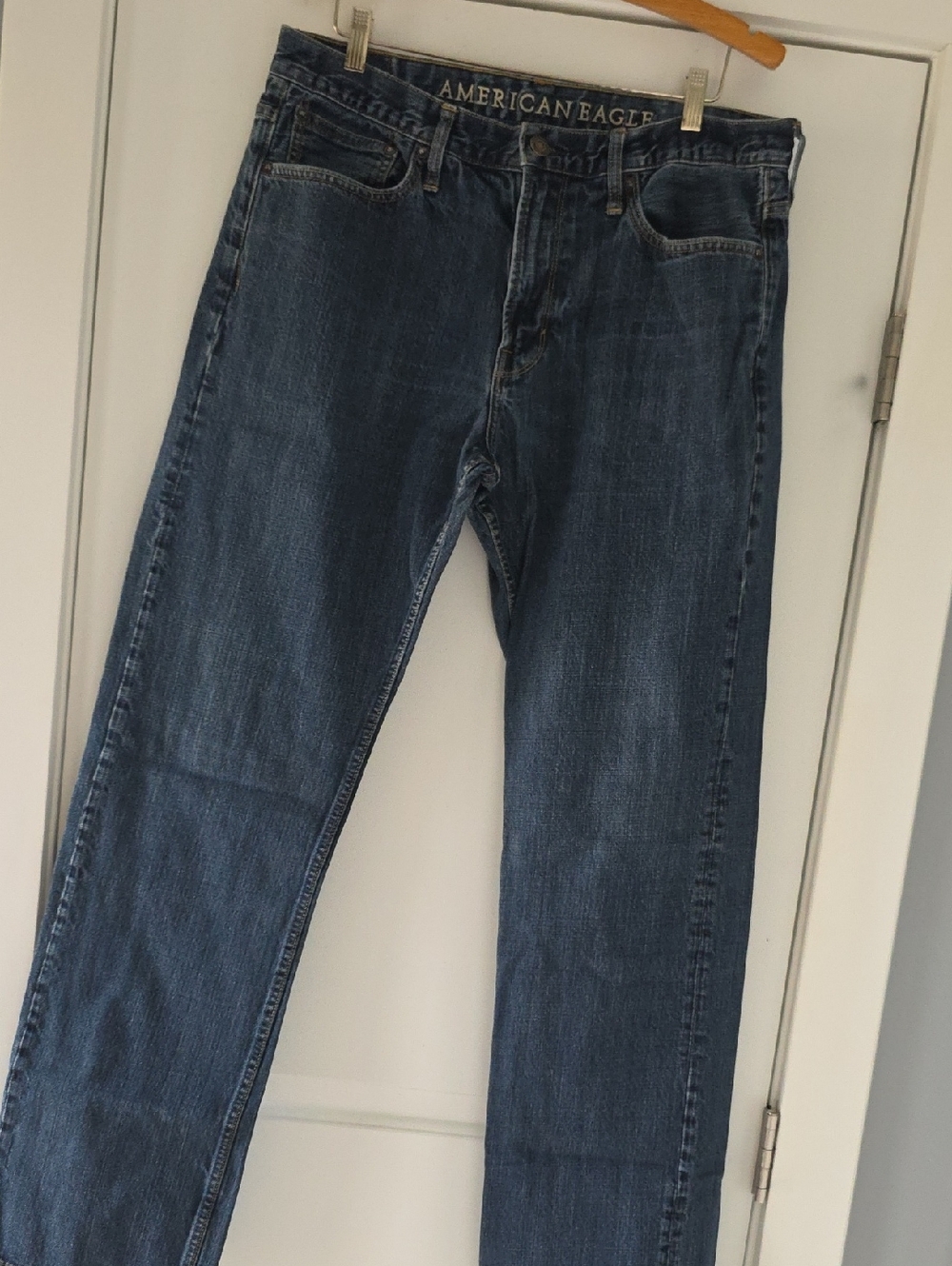 American Eagle Outfitters Straight Leg Relaxed Denim Jeans in Medium Blue